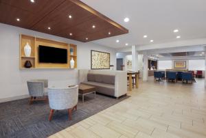 vestíbulo con sofá, mesa y sillas en Holiday Inn Express Hotel & Suites Kennesaw Northwest - Acworth, an IHG Hotel en Acworth