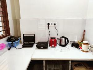 Premium Homestay Near Banke Bihari Ji with Power Backup - Free WiFi - Washing Machine etc的厨房或小厨房