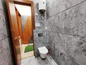 Premium Homestay Near Banke Bihari Ji with Power Backup - Free WiFi - Washing Machine etc的一间浴室