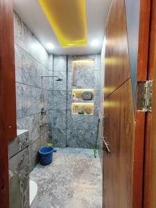 Premium Homestay Near Banke Bihari Ji with Power Backup - Free WiFi - Washing Machine etc的一间浴室