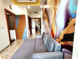 Premium Homestay Near Banke Bihari Ji with Power Backup - Free WiFi - Washing Machine etc的休息区