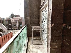 Premium Homestay Near Banke Bihari Ji with Power Backup - Free WiFi - Washing Machine etc的阳台或露台