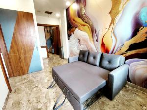 Premium Homestay Near Banke Bihari Ji with Power Backup - Free WiFi - Washing Machine etc的休息区