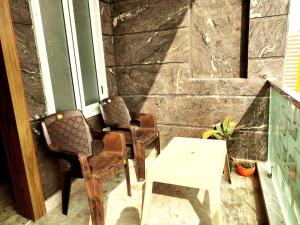 Premium Homestay Near Banke Bihari Ji with Power Backup - Free WiFi - Washing Machine etc的休息区
