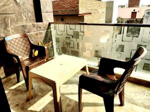 Premium Homestay Near Banke Bihari Ji with Power Backup - Free WiFi - Washing Machine etc的休息区