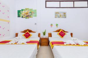 2 camas en una habitación con paredes blancas en Villa Hồ Bơi HOÀNG ĐỨC Trung Tâm BÃI SAU en Vung Tau