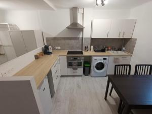 亞維儂的住宿－T3 cosy climatisé, intra-muros Avignon，厨房配有白色橱柜和炉灶烤箱。