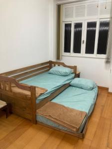 2 łóżka pojedyncze w pokoju z oknem w obiekcie Apartamento no Hotel Quitandinha 40 w mieście Petrópolis