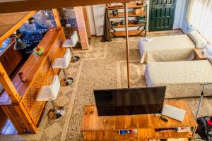 ein Wohnzimmer mit einem Tisch und einem TV in der Unterkunft Apartamento Loft La Encina in Torrejón el Rubio