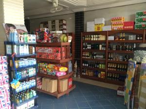 酒店内部或周边的超市或其他商店