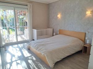 En eller flere senge i et værelse på Le Ces-Spacieuse maison - Wifi Jardin - Parking gratuit - 15min des plages