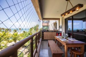 a restaurant with a table and a view of the ocean at Cumbuco Wai Wai Apartamento com vista para o mar in Cumbuco