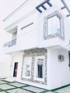 una representación de una casa blanca con ventanas en Isu Vista Royale Shortlet Osapa Lekki Lagos, en Lekki
