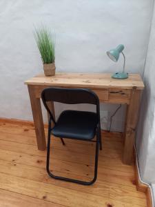 un bureau avec une chaise, une lampe et une plante dans l'établissement Aloe Cottage, à Montagu