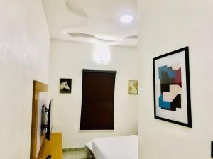 1 dormitorio con cama y puerta marrón en Isu Vista Royale Shortlet Osapa Lekki Lagos, en Lekki