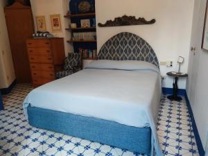 ミノーリにあるCasabluette a Minori - Amalfi coastのベッドルーム(ベッド1台、本棚付)