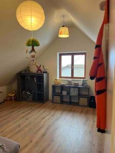 uma sala de estar com pisos em madeira e um quarto com uma janela em Agréable maison familiale em Mitzach