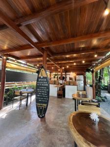 Restoran või mõni muu söögikoht majutusasutuses Calipso Ocean Lodge- Avellana Beach Hotel