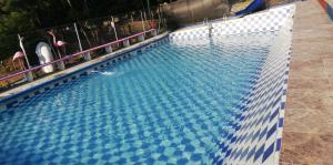 ein leerer Pool mit blauem Wasser in der Unterkunft Cabañas “Pacha Mama” in Roldanillo