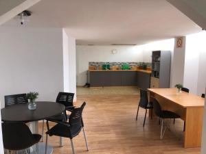 una camera con tavolo e sedie e una cucina di Urban rest zone and coworking ad Arrecife