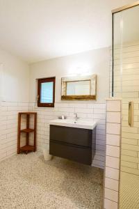 Phòng tắm tại Ocean Days - Luxury Beach Living - Near Everything +29 ảnh