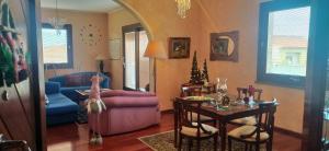 ソルソにあるGolfo Asinara Suite guest house con vasca idromassaggio R4976のリビングルーム(テーブル、紫色のソファ付)