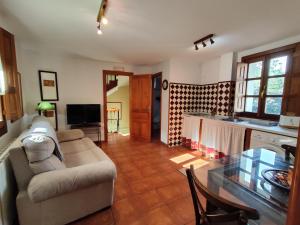 ein Wohnzimmer mit Sofa und Tisch in der Unterkunft La Tienda de Porrúa in Llanes + 21 Fotos