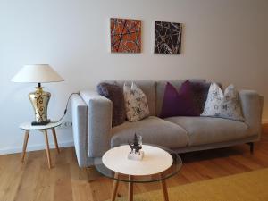 sala de estar con sofá y mesa en Sepp, en Bad Tölz