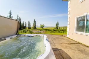 - un bain à remous dans l'arrière-cour d'une maison dans l'établissement Lake Vista Grand Villa - 7BR, Hot Tub, Sauna, Wi-Fi, à Kenai
