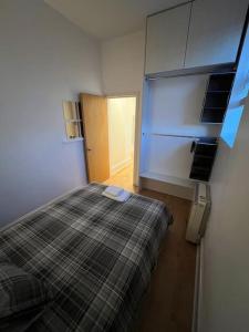Un pat sau paturi într-o cameră la Flat in Harrogate