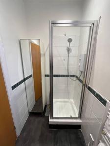 eine Dusche mit Glastür im Bad in der Unterkunft Flat in Harrogate in Harrogate