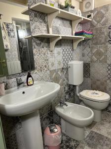 bagno con lavandino e servizi igienici di Maison Lume a Ponte di Legno