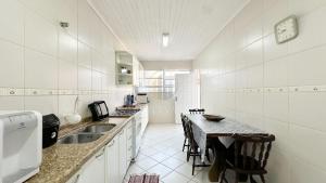 Η κουζίνα ή μικρή κουζίνα στο Residência a apenas 03 quadras da praia do Morro do Cristo