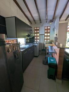 Il comprend une cuisine équipée d'un réfrigérateur en acier inoxydable et d'une table. dans l'établissement Apartasol en San Jerónimo, Ciudadela del Sol - Cammar, à San Jerónimo