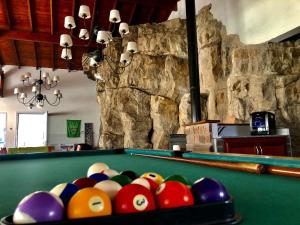 シエラ・デ・ロス・パードレスにあるLas Piedras VIP Lodgingのビリヤード台(上部にボールあり)