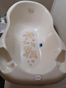a toilet seat with teddy bears painted on it at Natasa Apartman in Orosháza +31 photos