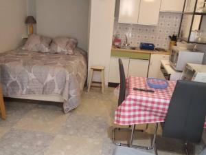 Zdjęcie z galerii obiektu Studio pour 2 avec Cuisine Équipée et Lave-Linge, près des Thermes d'Amélie-les-Bains - FR-1-703-146 w mieście Amélie-les-Bains-Palalda