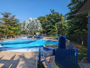 une piscine entourée d'une clôture bleue. dans l'établissement Apartasol en San Jerónimo, Ciudadela del Sol - Cammar, à San Jerónimo