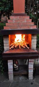 un four en briques avec une cheminée à l'intérieur dans l'établissement Chepelare Holiday Guest House, à Chepelare 19 autres photos