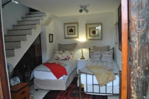 1 Schlafzimmer mit 2 Betten und einer Treppe in der Unterkunft Buckhouse Elegant Village Apartment in Heidelberg