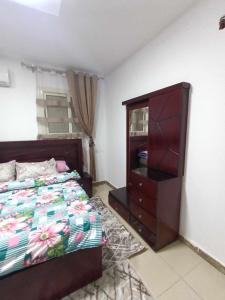 um quarto com uma cama e uma cómoda em شقه مفروشه كورنيش المعادى no Cairo