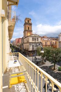 un balcón con mesa y sillas y un edificio en Duomo Guest House, en Sorrento