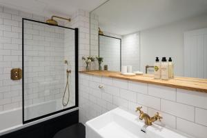 Bilik mandi di Apartment 3, Ayrmer Cove