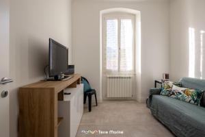a living room with a tv and a couch at BlueGreen in La Spezia