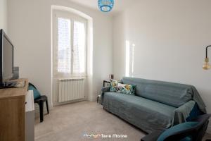 a living room with a couch and a tv at BlueGreen in La Spezia