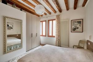 1 dormitorio con espejo y 1 cama en Cà Boldo Terrace 2.0, en Venecia