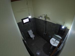 努沃勒埃利耶的住宿－Crown Resort，一间带卫生间和水槽的浴室