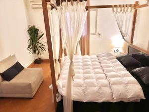 A lovely large master bedroom Maadi Degla房間的床