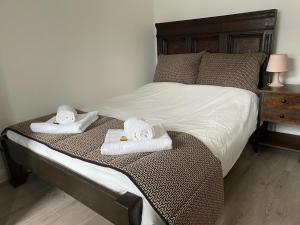 Tempat tidur dalam kamar di Flat in central London with large patio