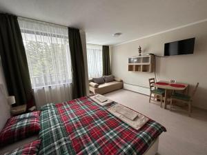 een hotelkamer met een bed en een woonkamer bij Borovets Gardens Funky Fresh Studio by Joro in Borovets